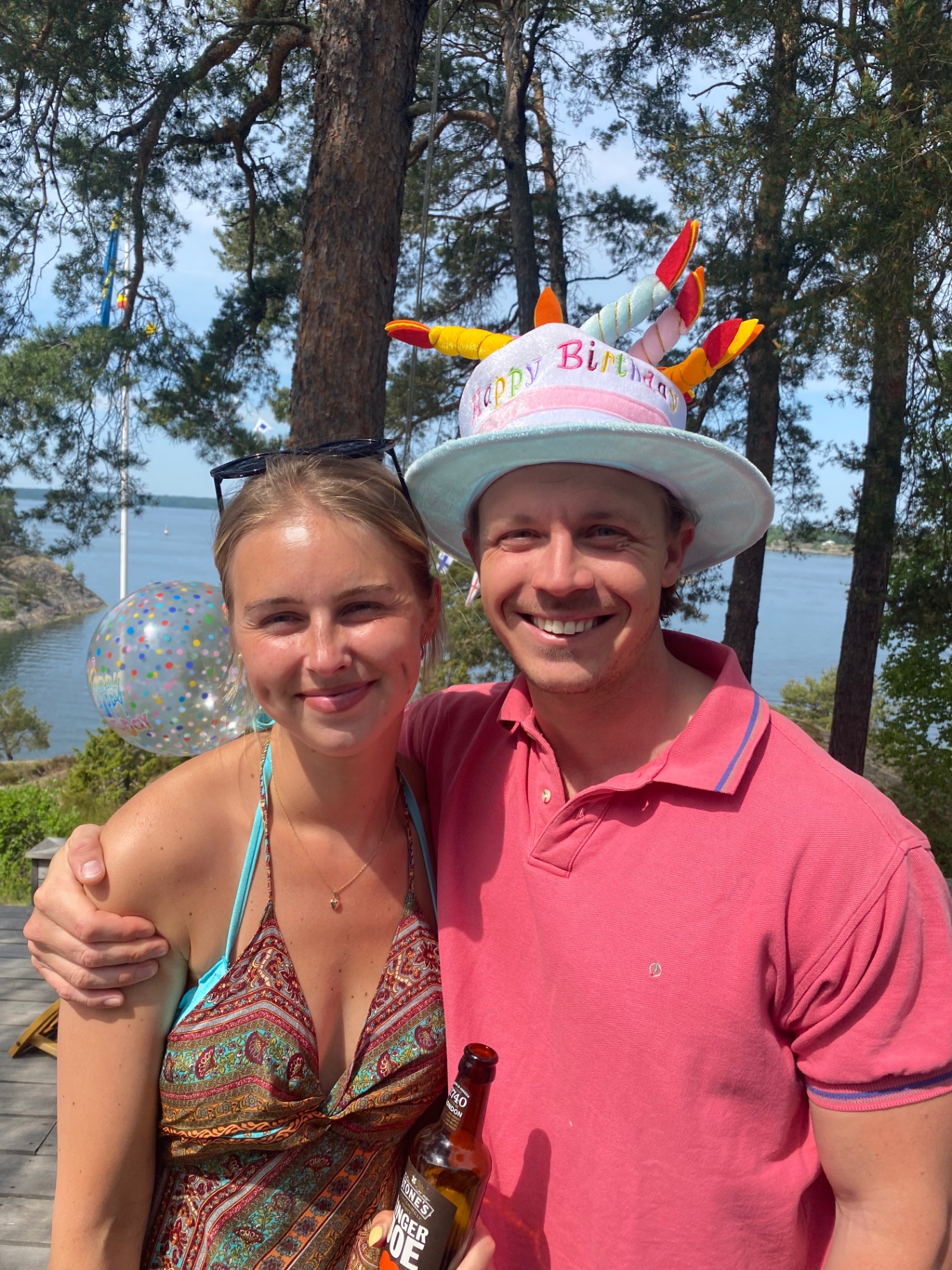 Lovisa och Rutger på födelsedagsfest i skärgården