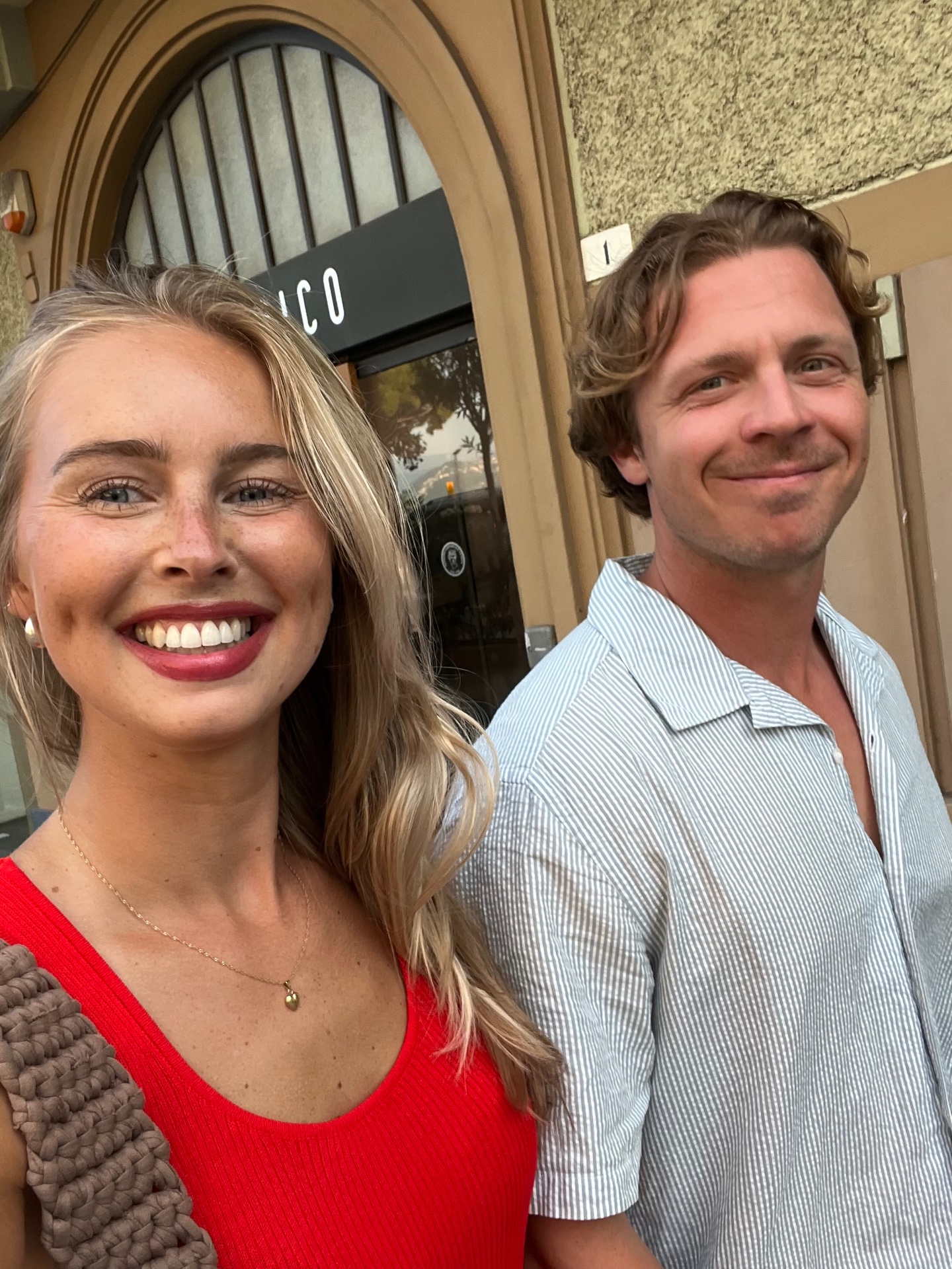 Lovisa och Rutger i sommarkväll utomhus