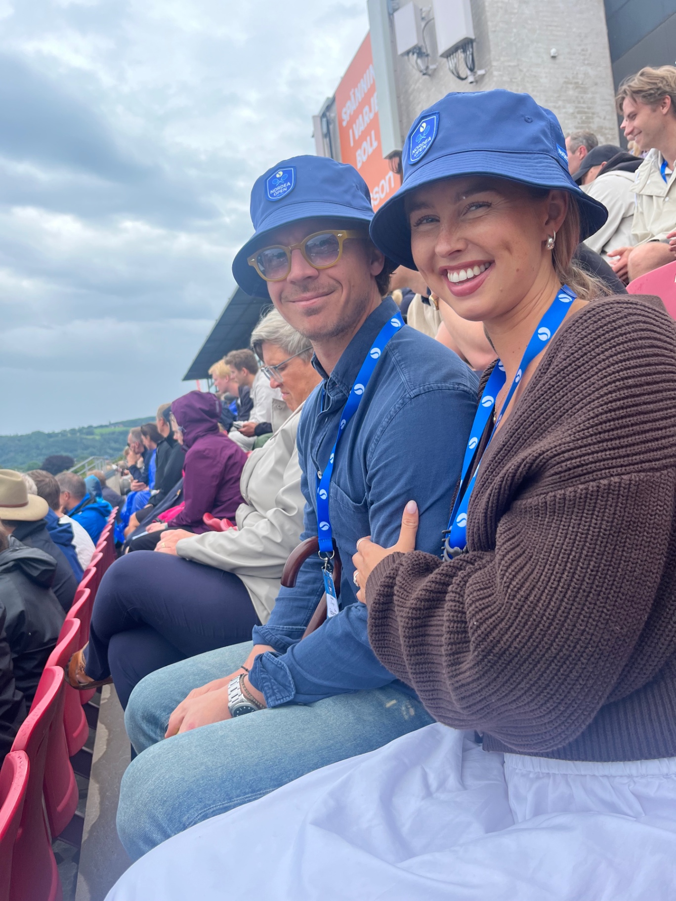 Lovisa och Rutger med bucket hats på tennisturnering