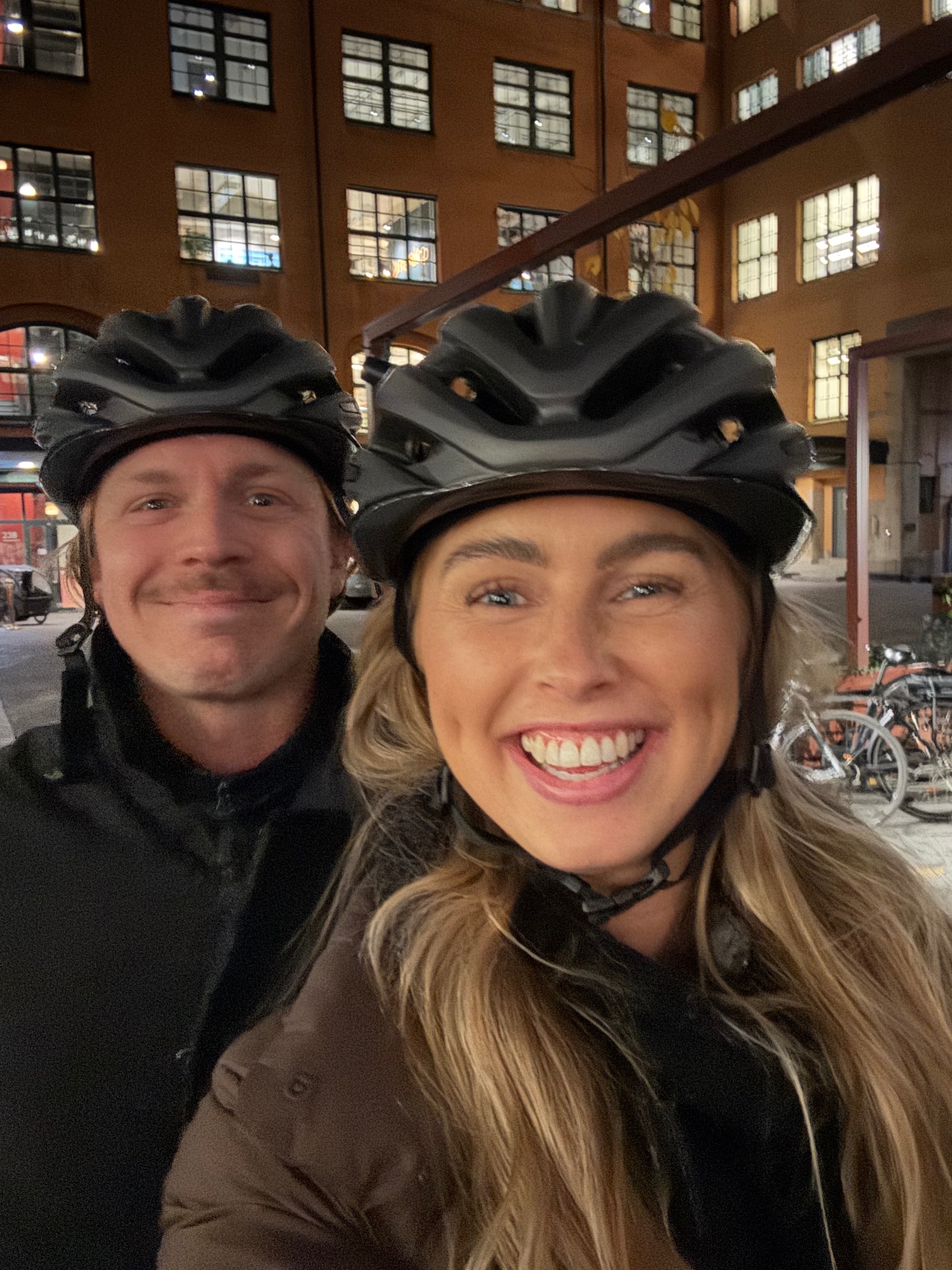 Lovisa och Rutger med cykelhjälmar en kväll i stan