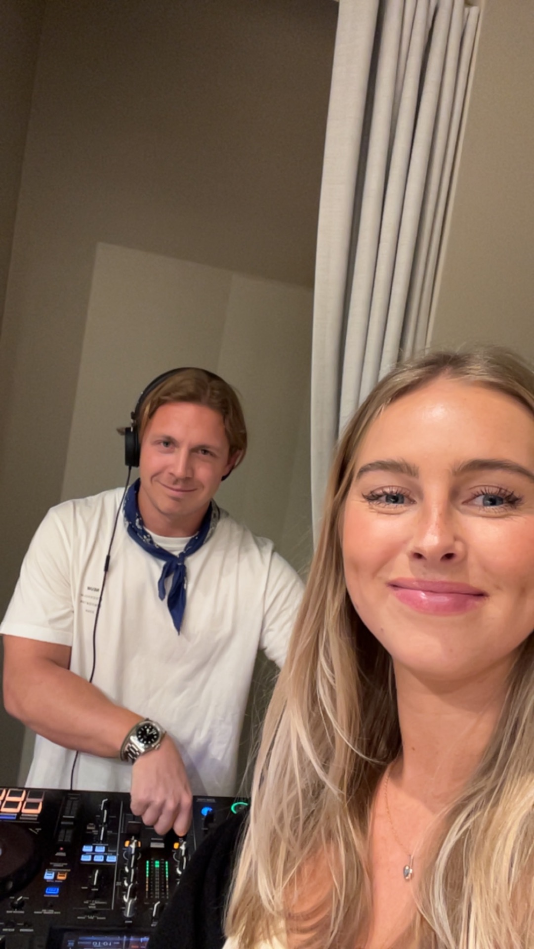 Rutger bakom DJ-båset och Lovisa i förgrunden