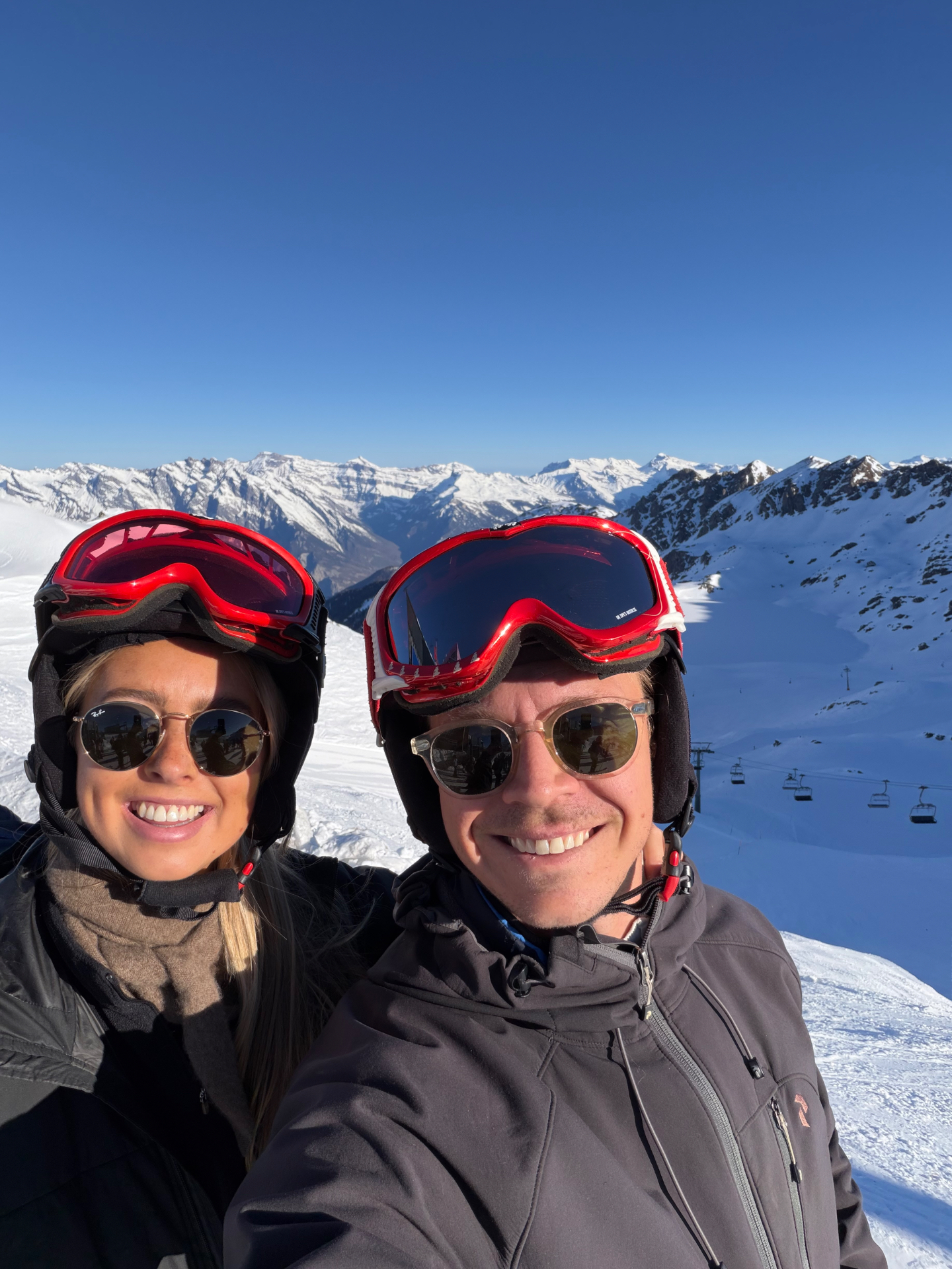 Lovisa och Rutger på skidor i solen