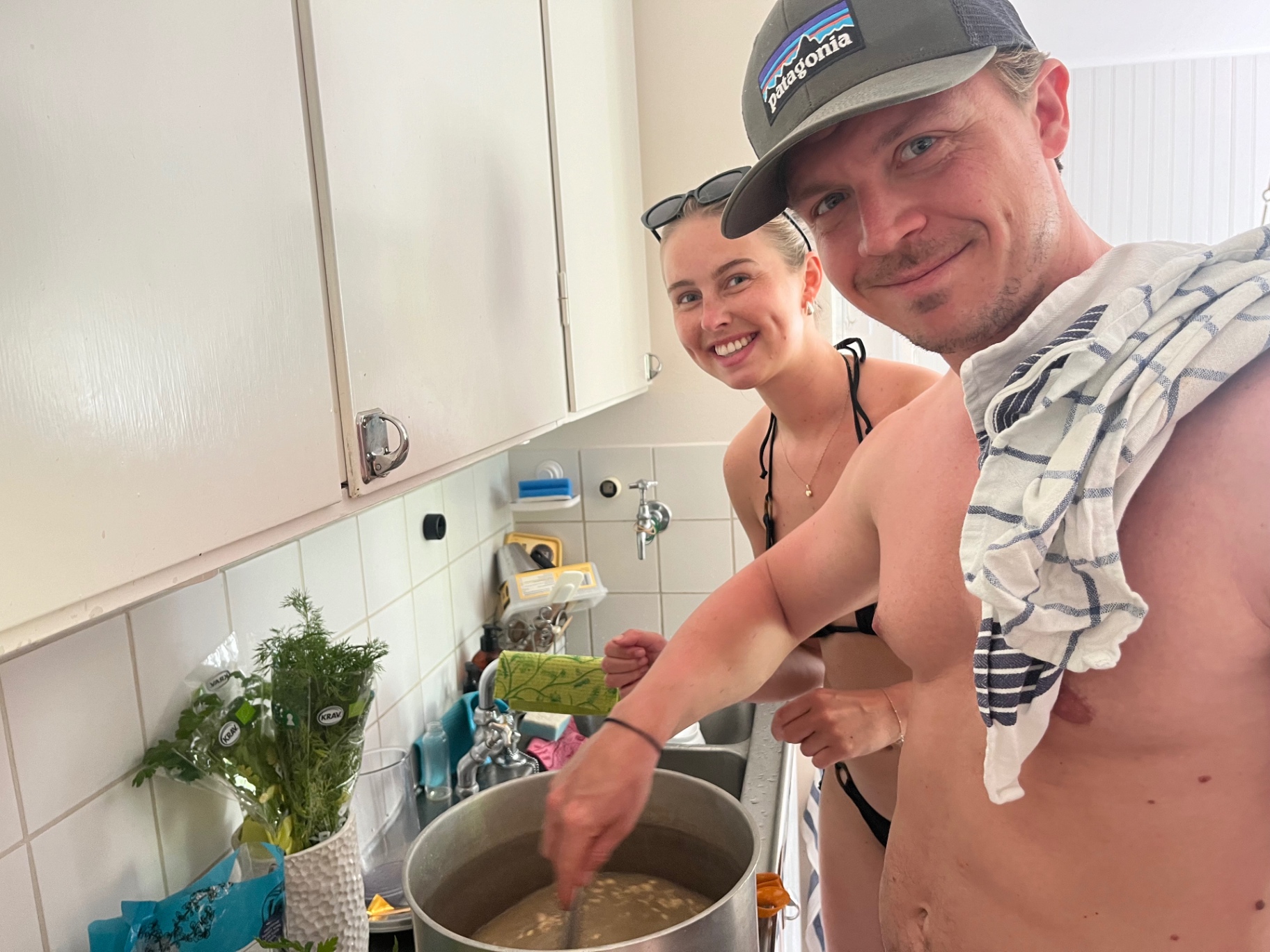 Lovisa och Rutger lagar mat tillsammans i sommarköket