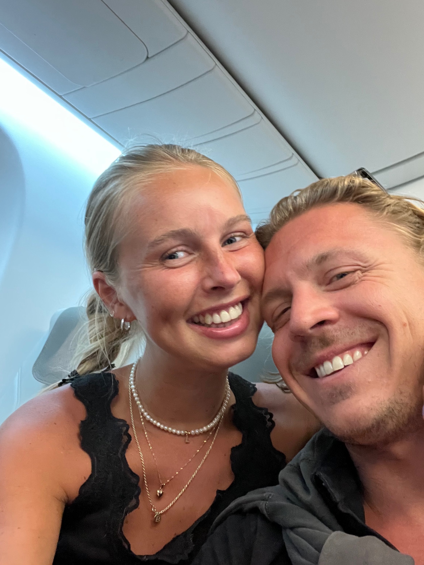 Lovisa och Rutger tar en selfie på flyget