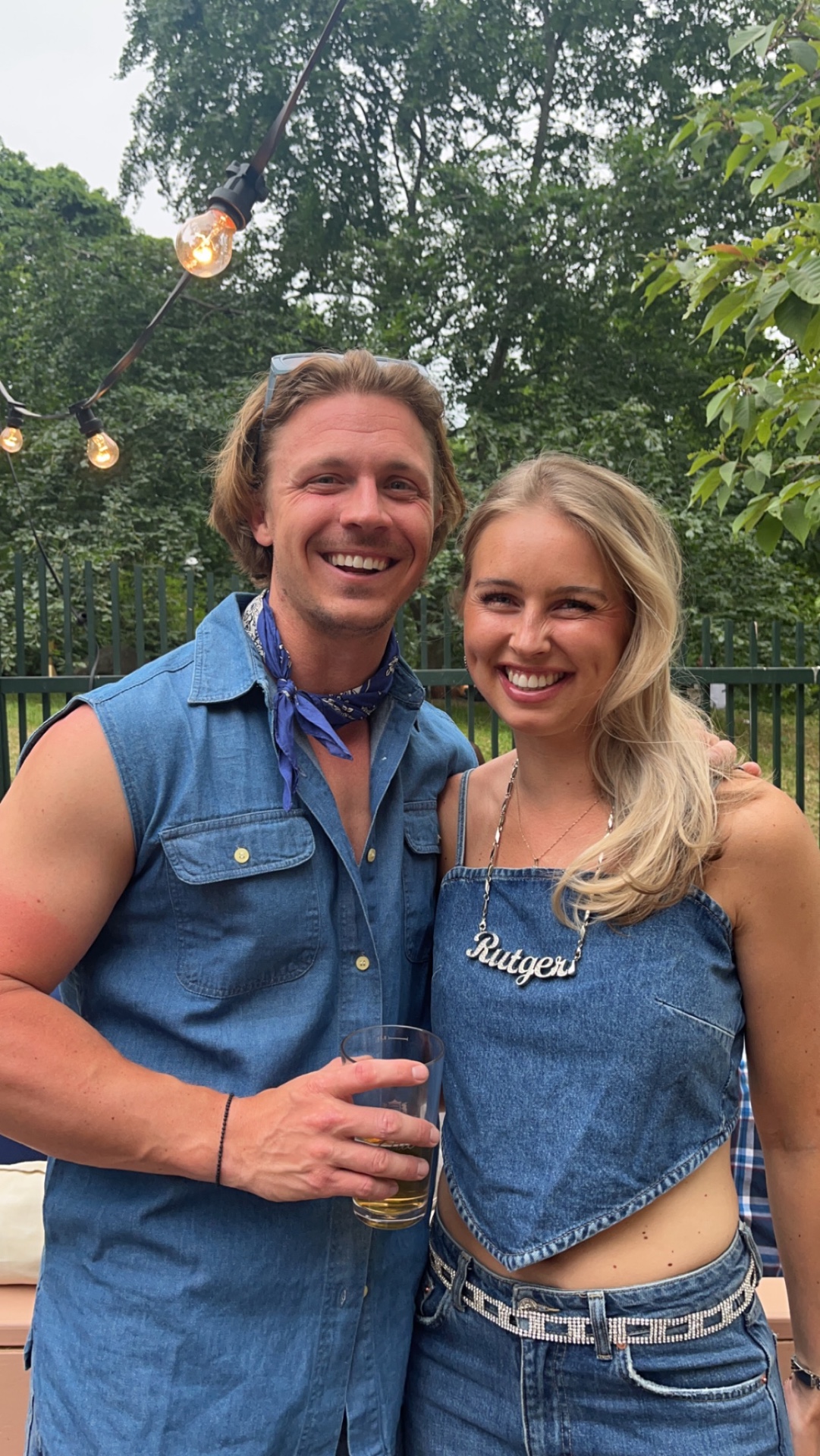 Lovisa och Rutger i denim på fest i sommarkvällen