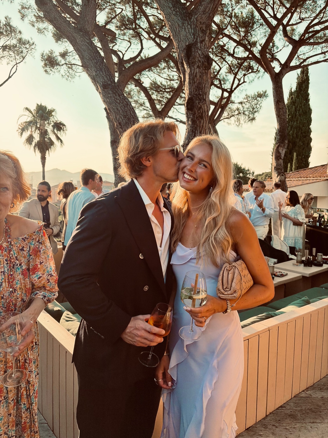 Rutger kysser Lovisa på kinden i solnedgången