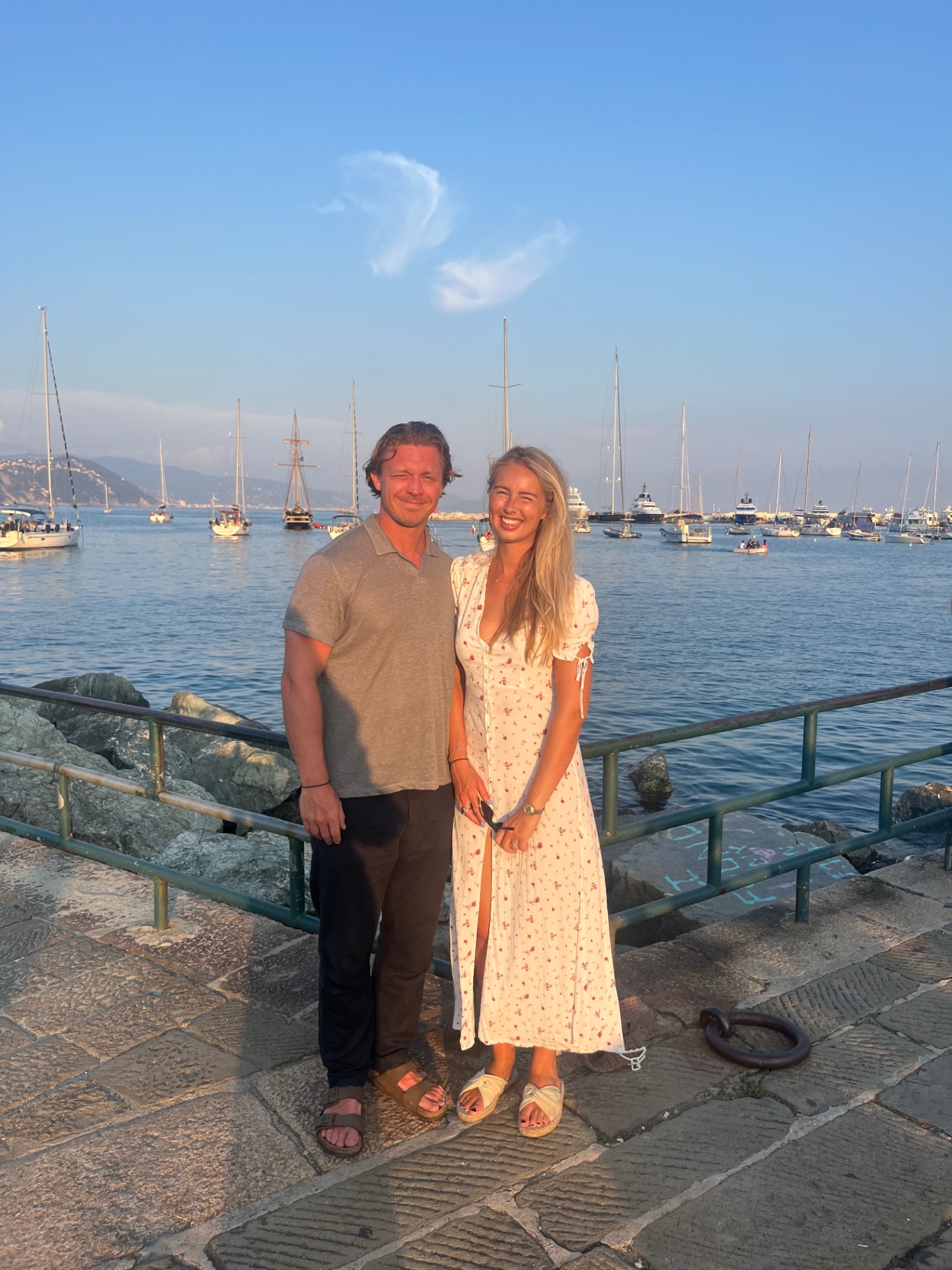 Lovisa och Rutger vid hamnen i kvällssol