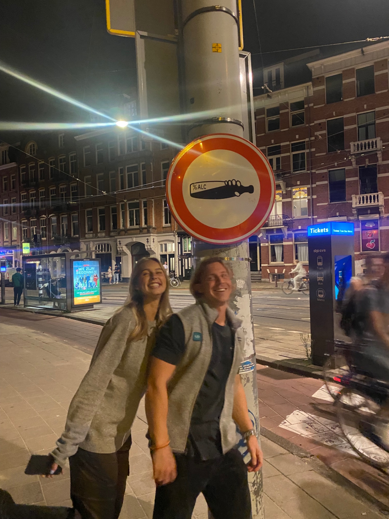 Lovisa och Rutger skrattar på en gata i Amsterdam