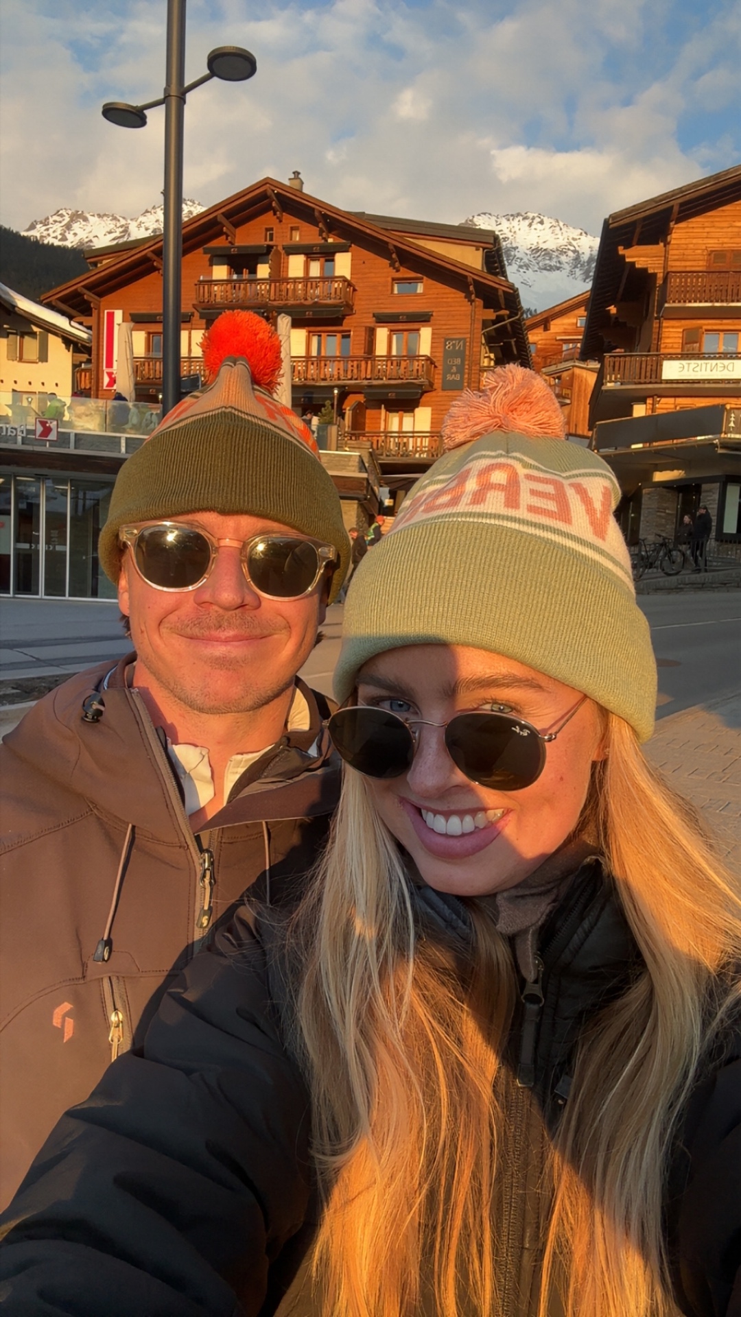 Lovisa och Rutger i mössor och solglasögon i alperna